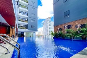 室外泳池；07:00 至 19:00 開放；泳池傘、躺椅