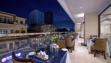 4 restaurants, breakfast served