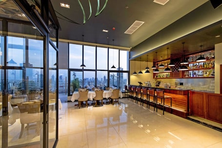 4 restaurantes, se sirve desayuno