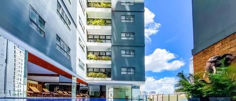 Kolam renang terbuka, dibuka dari pukul 7:00 hingga 19:00, payung kolam