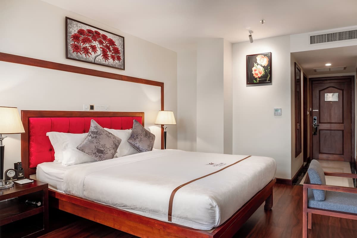 Room, 1 King Bed (Landmark) | 1 bedroom, Egyptian cotton sheets, premium bedding, Tempur-Pedic beds