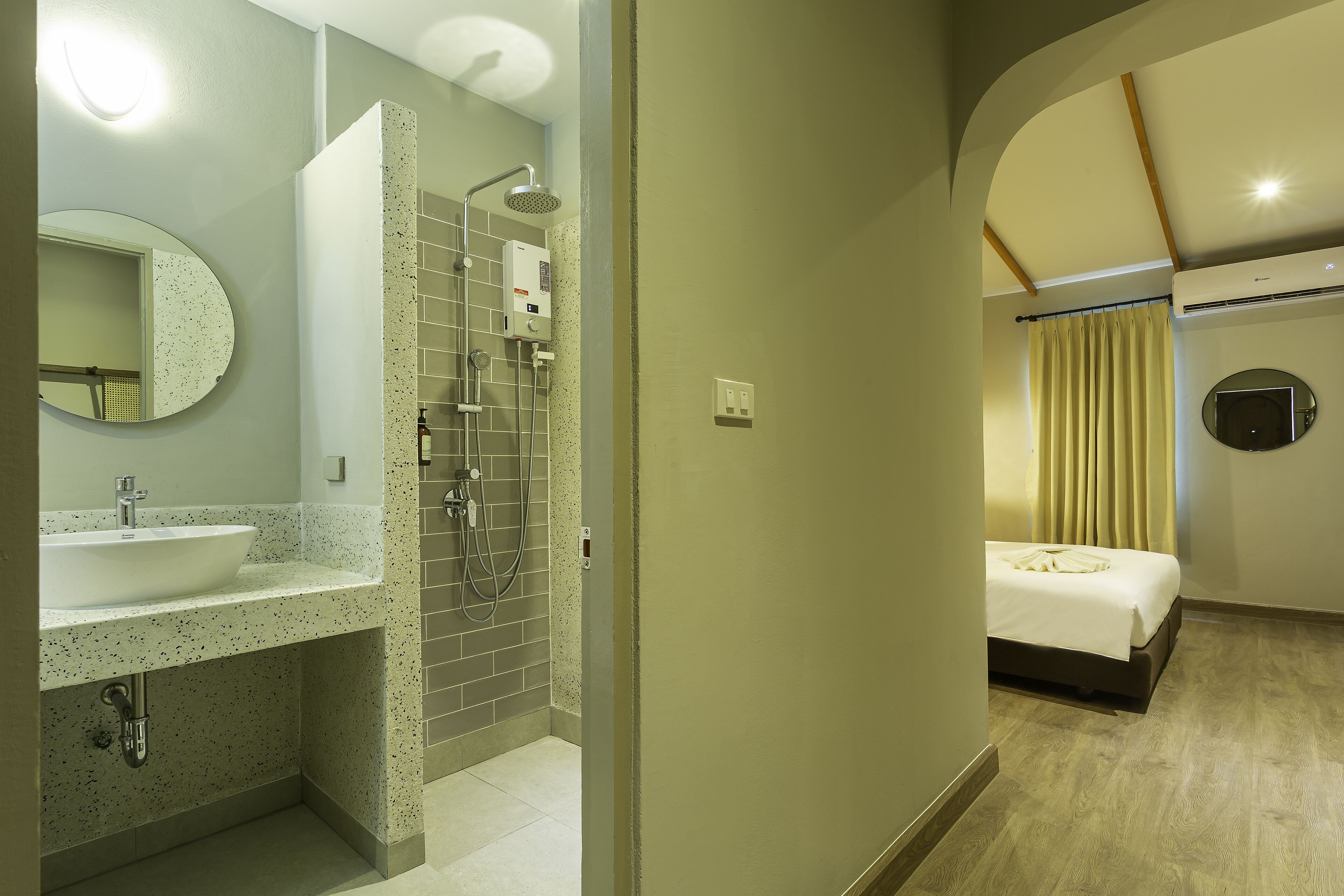 Standard Single Room | Bathroom | Shower, rainfall showerhead, free toiletries, hair dryer