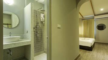 Standard Single Room | Bathroom | Shower, rainfall showerhead, free toiletries, hair dryer