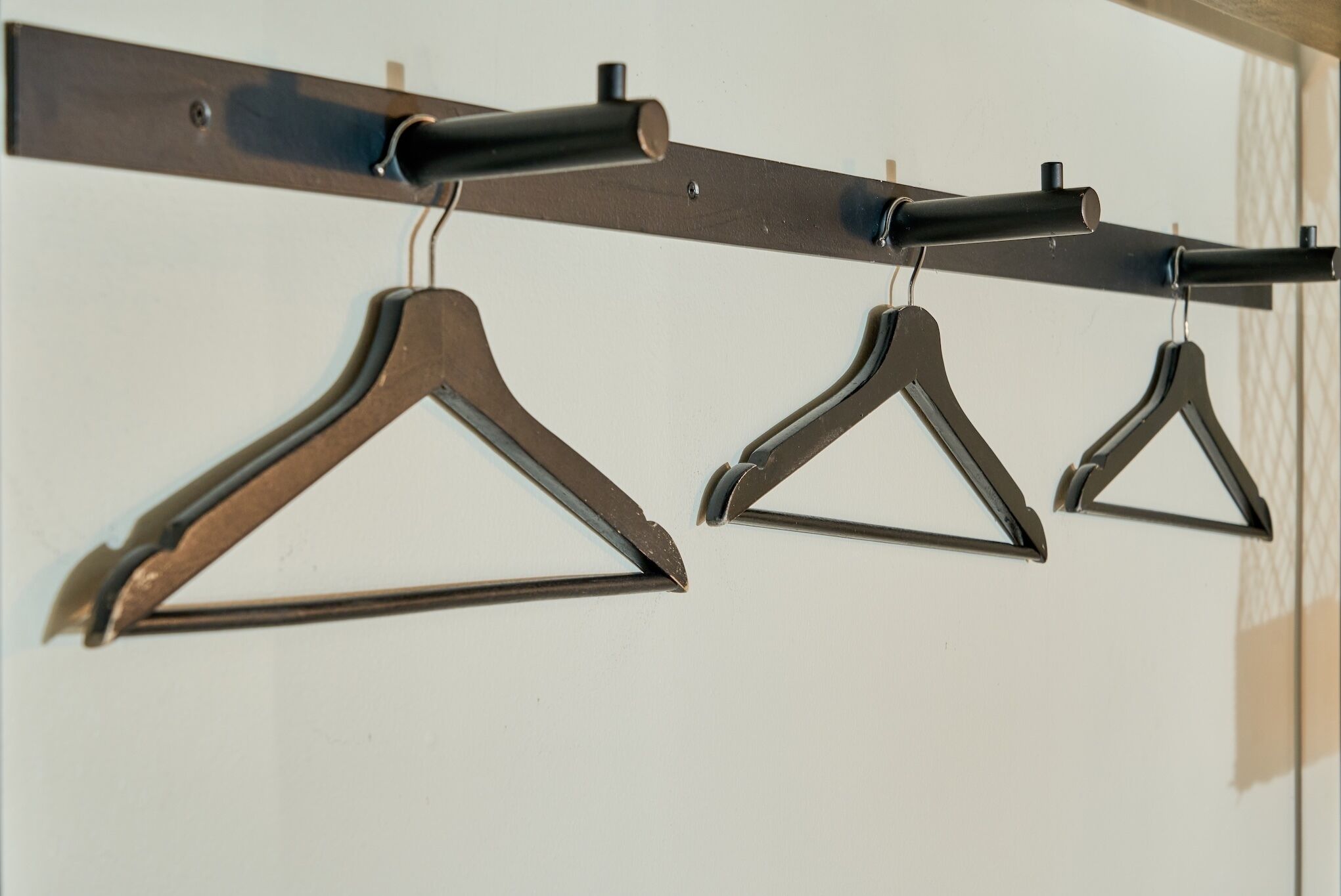 Una estructura metálica con tres colgadores de metal.