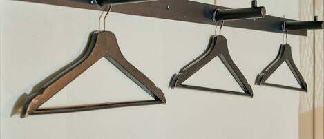 Una estructura metálica con tres colgadores de metal.