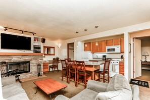 Smart TV, fireplace, DVD player, books - Stunning Views, Closest to Mt. Bachelor, Resort Amenities & Year-Round Fun! (Bend)