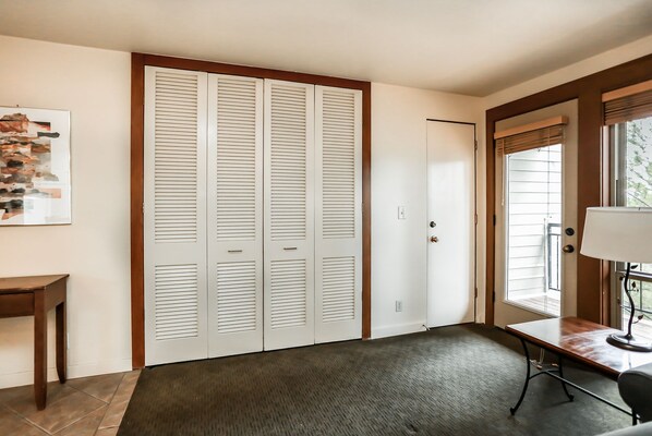 A room with a large closet, a desk with a lamp, and a window with blinds. - Stunning Views, Closest to Mt. Bachelor, Resort Amenities & Year-Round Fun! (Bend)