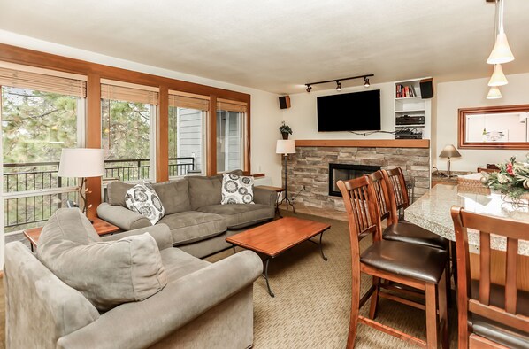 Smart TV, fireplace, DVD player, books - Stunning Views, Closest to Mt. Bachelor, Resort Amenities & Year-Round Fun! (Bend)