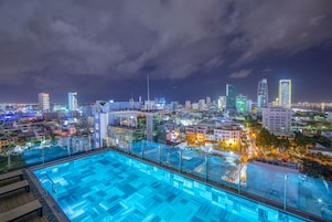 室外泳池；07:00 至 21:00 開放；躺椅