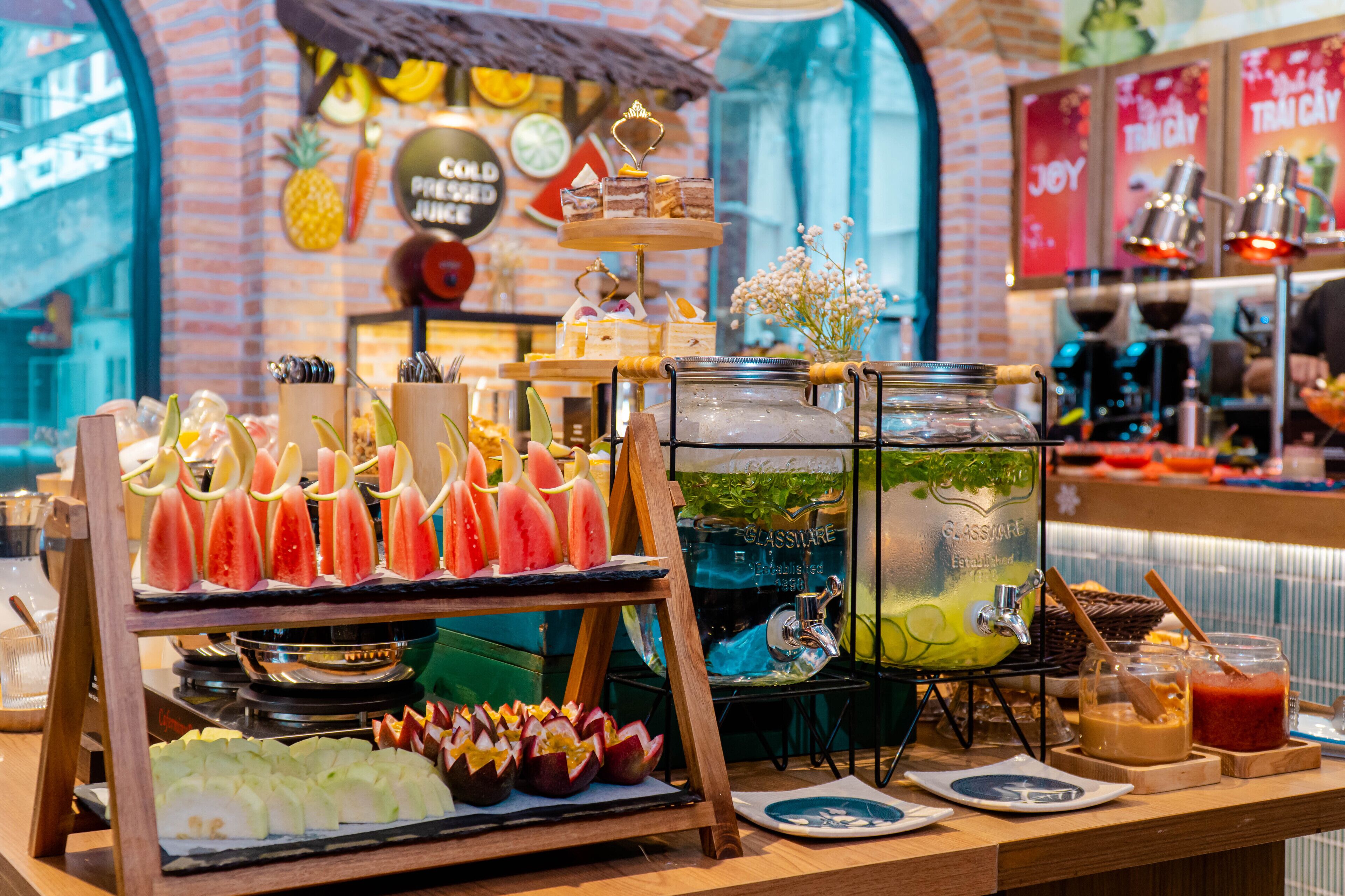 Daily buffet breakfast (VND 110000 per person)