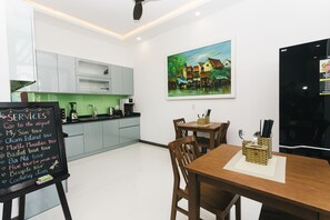 Bữa sáng đặc sản địa phương hàng ngày với phụ phí nhỏ 