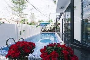 Hồ bơi ngoài trời 