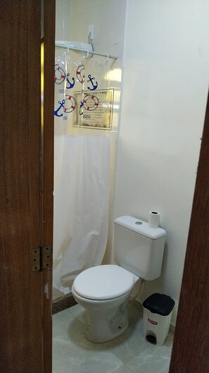 Jabón y papel de baño 