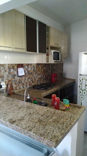 Refrigerador, microondas, parrilla de estufa y cafetera y tetera 