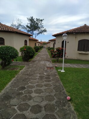 Property grounds - Rent Beachfront Chalet with 2 refurbished suites bathroom PNE (Cidade Beira Mar)