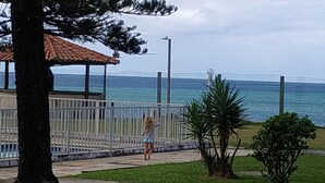 En kystvandring med et metalhegn, en pavillon og udsigt til havet.