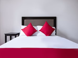 Chambre Deluxe double | Fer et planche à repasser, accès au Wi-Fi (inclus), literie fournie