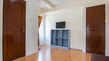 Suite | Living area | 32-inch flat-screen TV with cable channels, TV