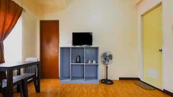 Family Studio Suite | Living area | 32-inch flat-screen TV with cable channels, TV