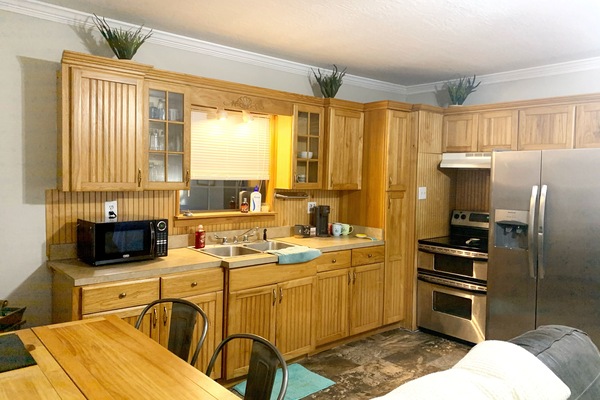 Kjøleskap, mikrobølgeovn, kokeplater og kaffetrakter/tekoker