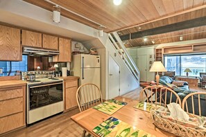 Een koelkast, een magnetron, een kookplaat, een vaatwasser