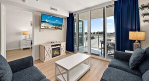 Apartamento Premium, 3 habitaciones, vistas a la bahía | Zona de estar | Televisión LCD de 32 pulgadas con canales por cable