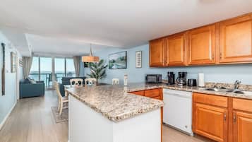 Premium-Apartment, 2 Schlafzimmer, Balkon, Buchtblick | Eigene Küche | Großer Kühlschrank, Mikrowelle, Ofen, Herdplatte