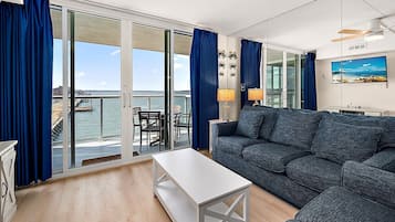 Condo Premium, 3 phòng ngủ, quang cảnh vịnh | Khu phòng khách | TV LCD 32-inch có truyền hình cáp, đầu đĩa DVD