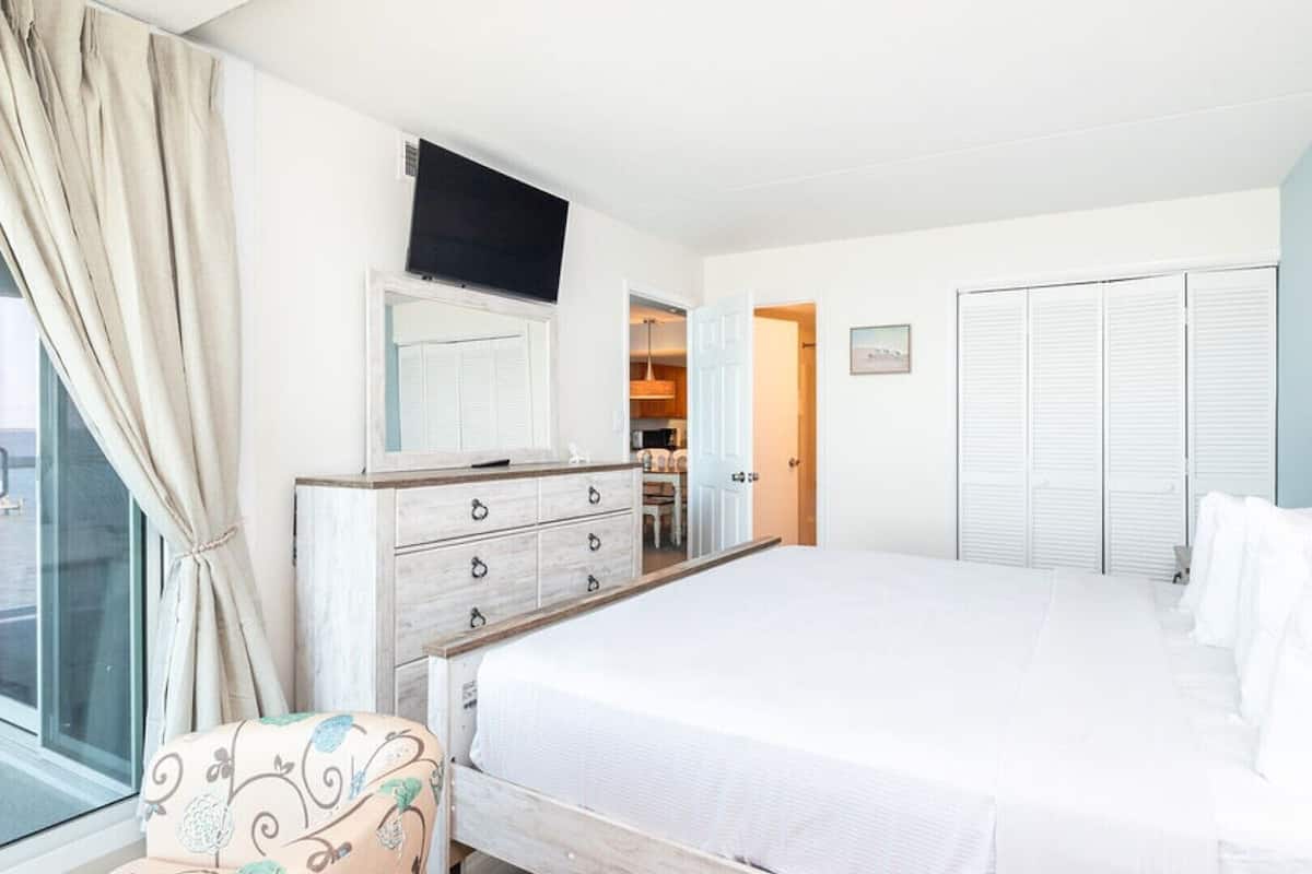 Premium Condo, 2 Bedrooms, Balcony, Bay View | 2 bedrooms, blackout drapes, iron/ironing board, free WiFi
