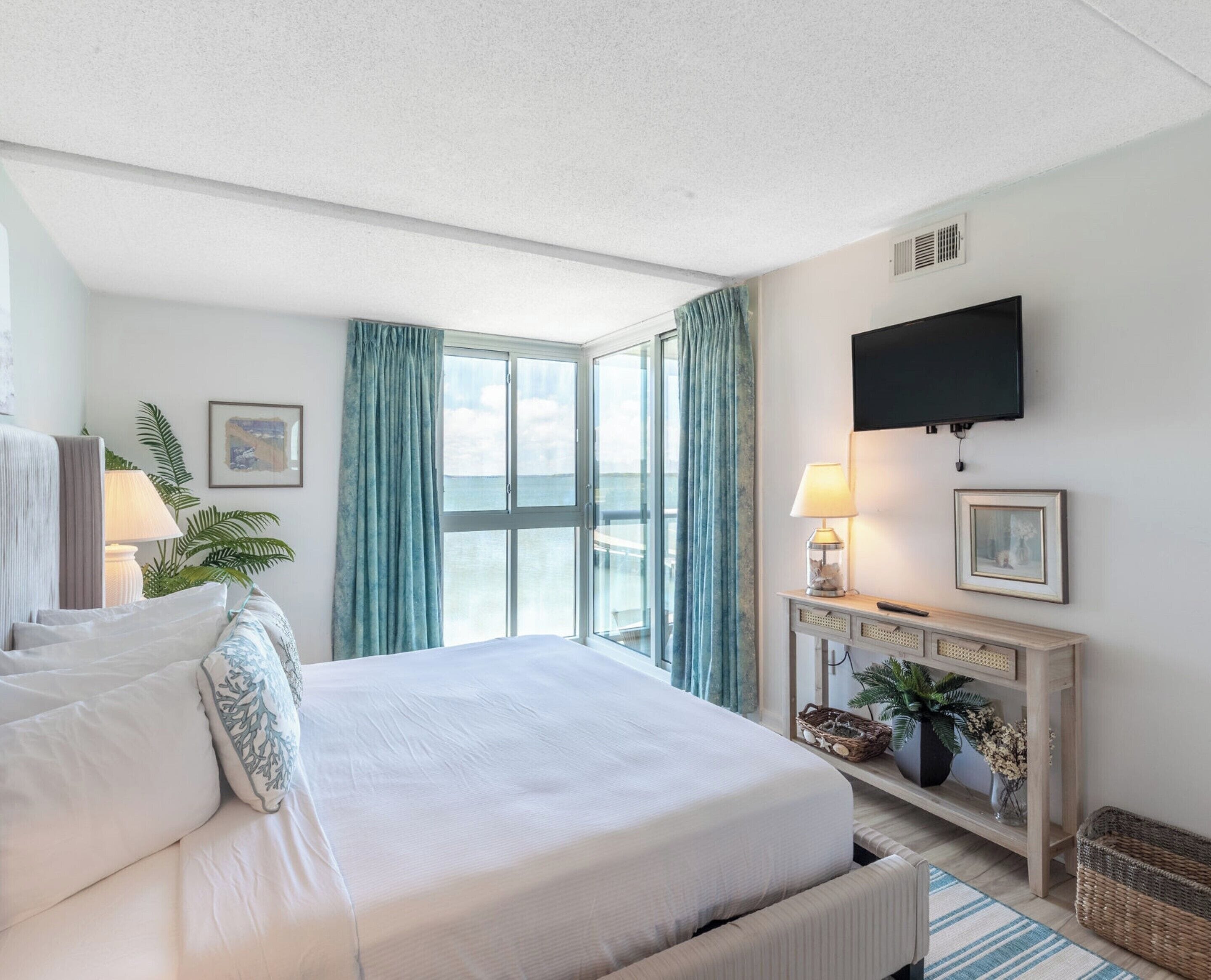 Kondominium Premium, 2 kamar tidur, balkon, pemandangan teluk | Tirai kedap cahaya, setrika/meja setrika, Wi-Fi gratis, dan seprai linen