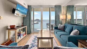 Condo Premier, 2 phòng ngủ, quang cảnh vịnh | Khu phòng khách | TV LCD 32-inch có truyền hình cáp, đầu đĩa DVD