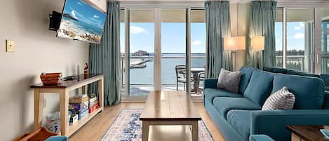 Leilighet – premier, 2 soverom, utsikt mot bukt | Oppholdsområde | En 32-tommers LCD-TV med kabel-kanaler samt DVD-spiller