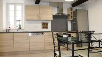 Een koelkast, een microgolfoven, een oven, een kookplaat