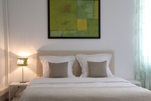 5 bedrooms, in-room safe, iron/ironing board, travel cot - Holiday home in the heart of the Village for 10 adults and 4 children max. (Verniolle)