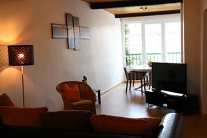 Smart TV, fireplace, books, video library - Holiday home in the heart of the Village for 10 adults and 4 children max. (Verniolle)