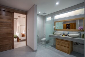 Separate bathtub and shower, free toiletries, hair dryer, bathrobes - The Awandari Villas Seminyak (Seminyak)