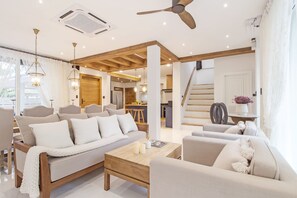 テレビ、DVD プレーヤー、ステレオ