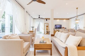 テレビ、DVD プレーヤー、ステレオ