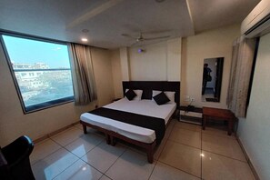 Super Deluxe Room | Desk - Hotel Rashika Palace (Jaipur)