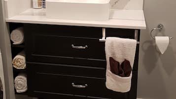Douche, sĂšche-cheveux, serviettes fournies, savon