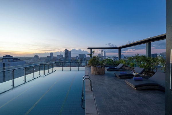 Outdoor pool, sun loungers
