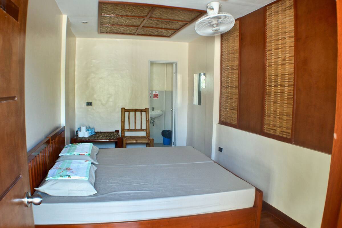 Fan room | Individually furnished, bed sheets