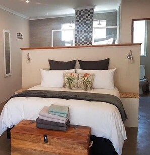 Schreibtisch, Verdunkelungsvorhänge, Bügeleisen/Bügelbrett