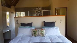Habitación de luna de miel | Escritorio, cortinas blackout y tabla de planchar con plancha 