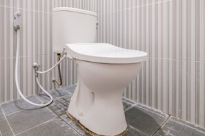 Quarto casal econômico | Banheiro | Chuveiro, toalhas de banho