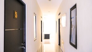 Un pasillo con puertas numeradas 5 y 6, que dan a varias habitaciones.