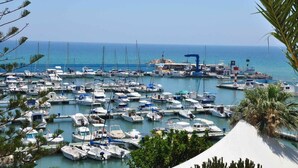 A marina with numerous boats docked, surrounded by palm trees and a clear view of the sea. - Villa Stachera (San Pedro del Pinatar) (San Pedro del Pinatar)