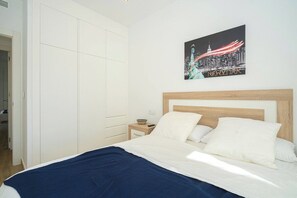 3 slaapkamers, een strijkplank/strijkijzer, gratis wifi, beddengoed