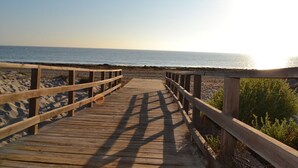 A wooden boardwalk leading to a beach with a clear view of the ocean. - Villa Stachera (San Pedro del Pinatar) (San Pedro del Pinatar)