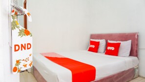 Standard Double Room | Free WiFi, bed sheets - OYO 2369 Cempaka Homestay (Rancabali)